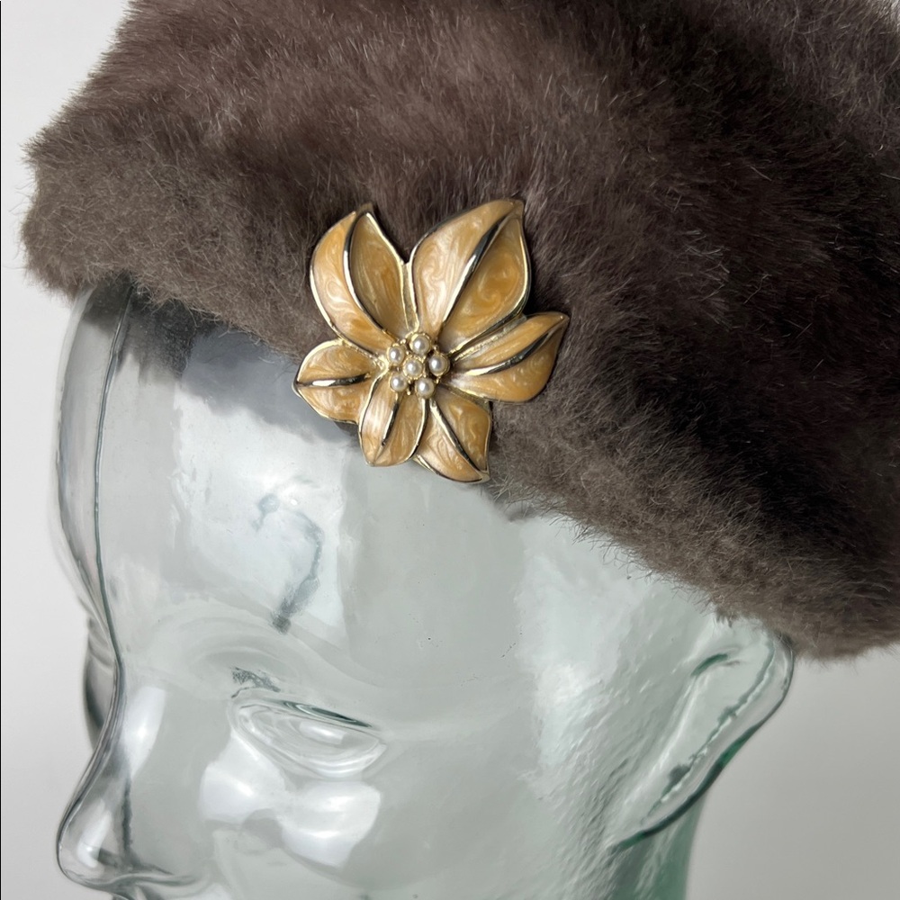 Vintage floral hat pin snap scarf clip gold enamel brooch with faux pearl